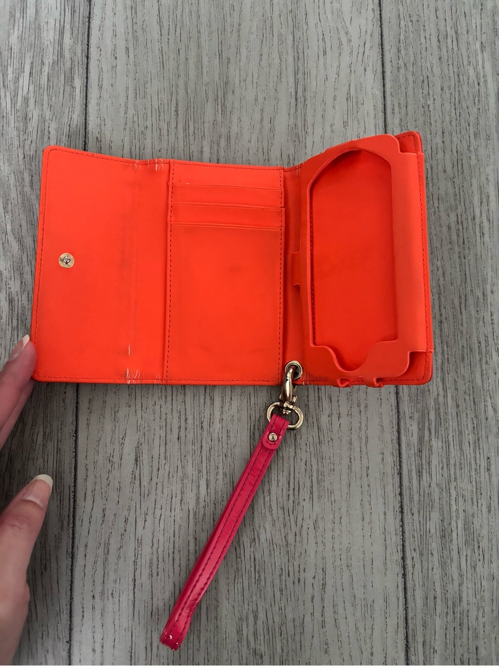 Kate Spade wallet in pink patent. - Picture 7 of 11